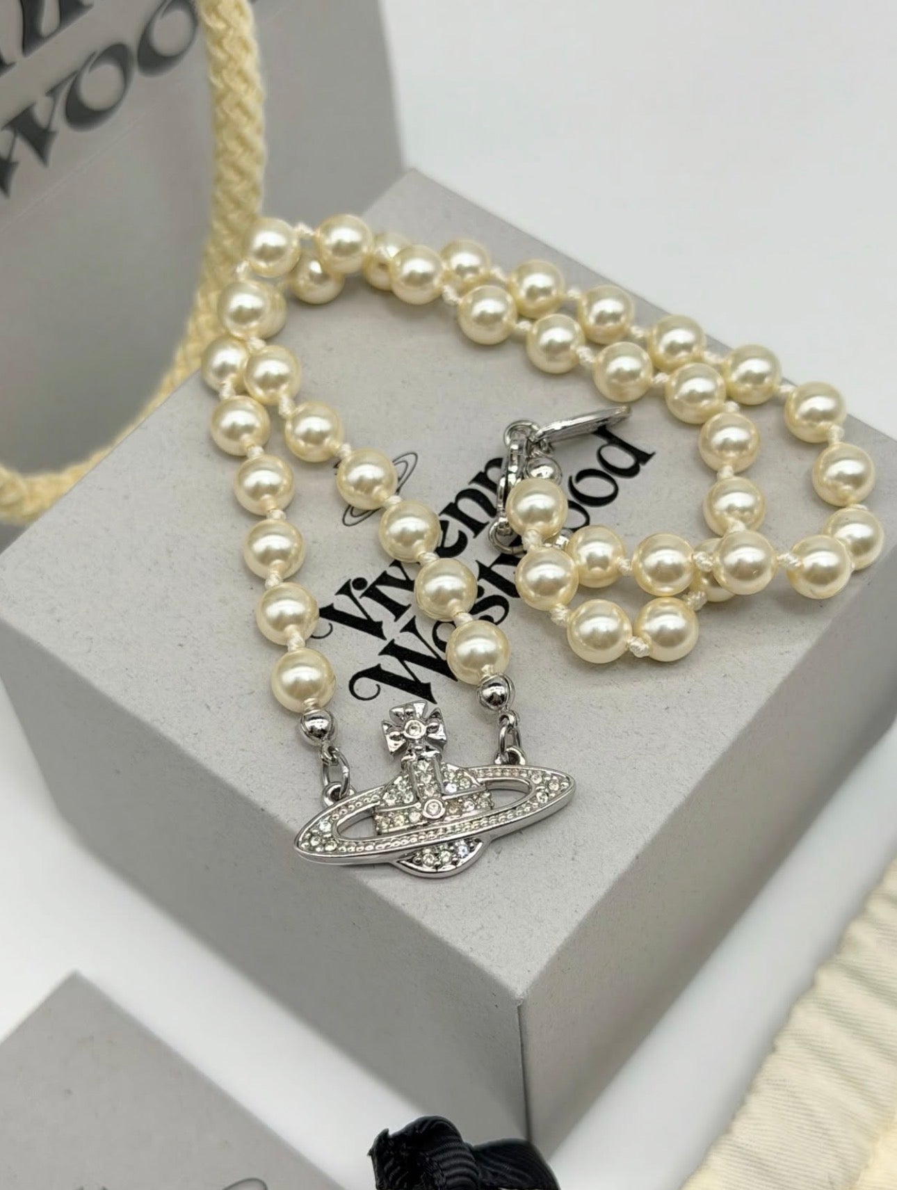 Minibas relief silver pearl choker