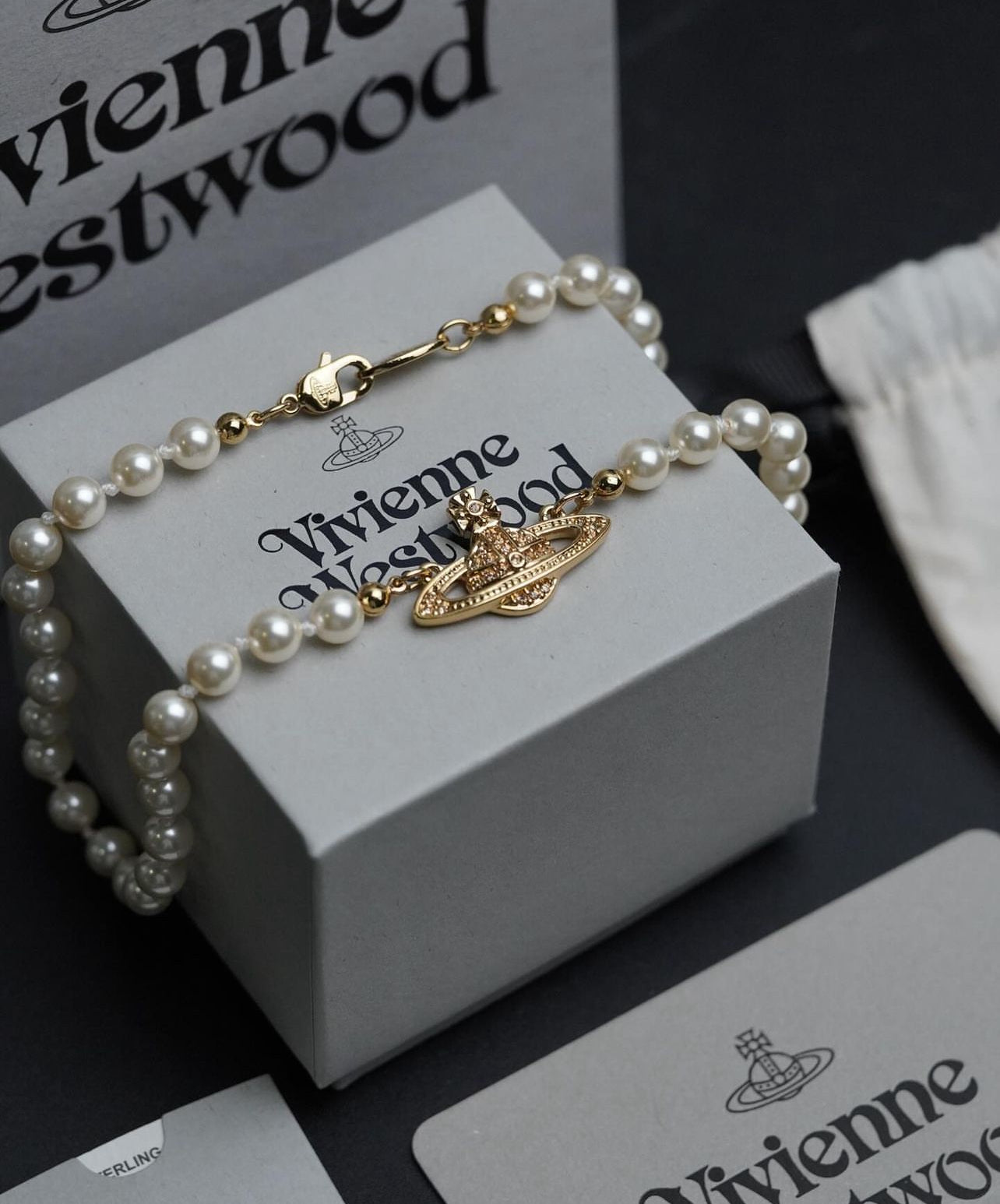 Minibas relief gold pearl choker