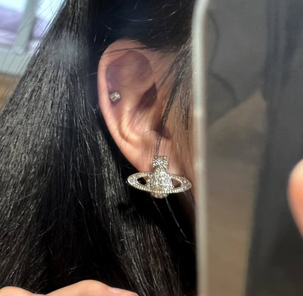 Minibas relief silver earrings