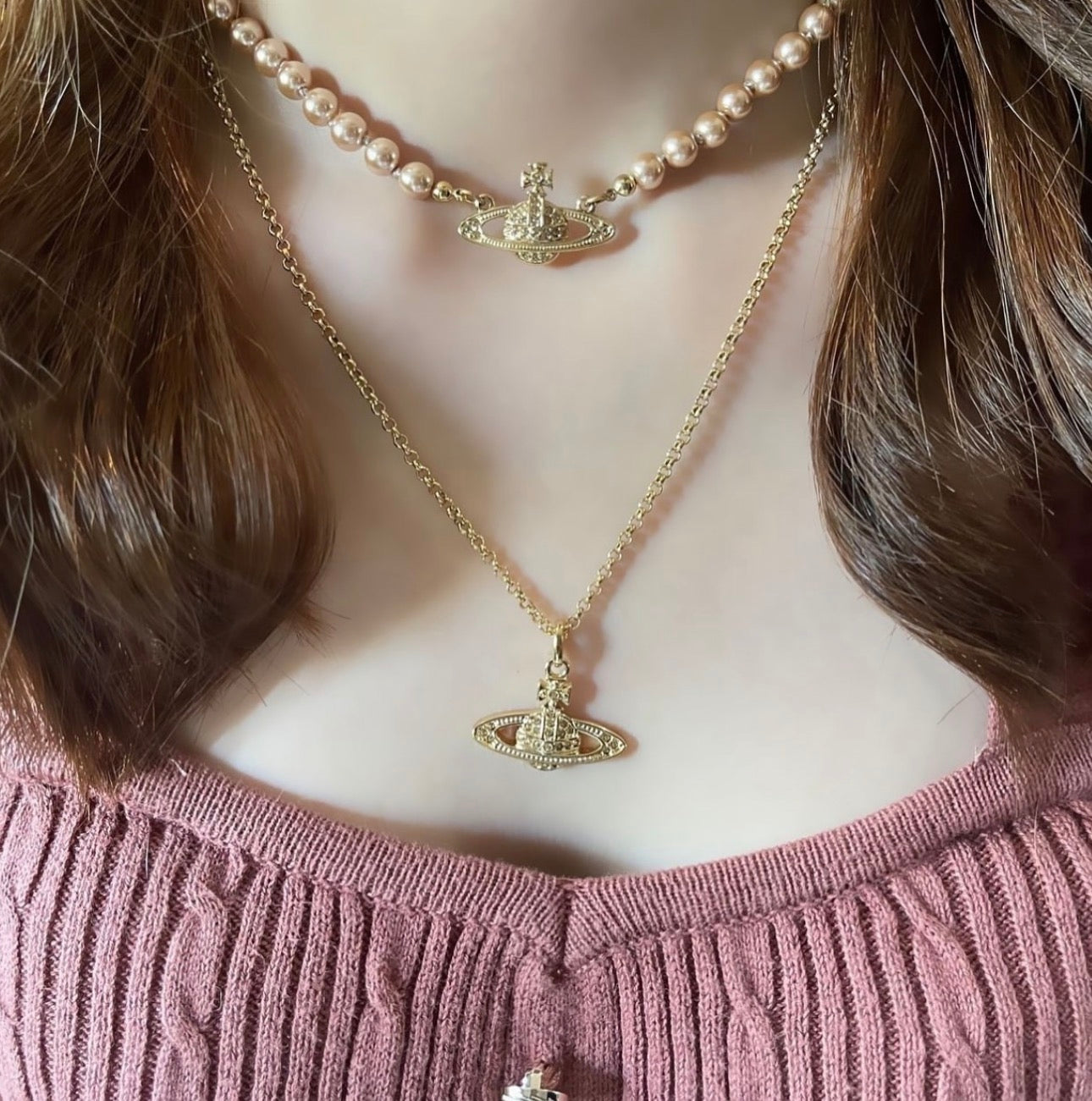 Minibas relief gold pendant