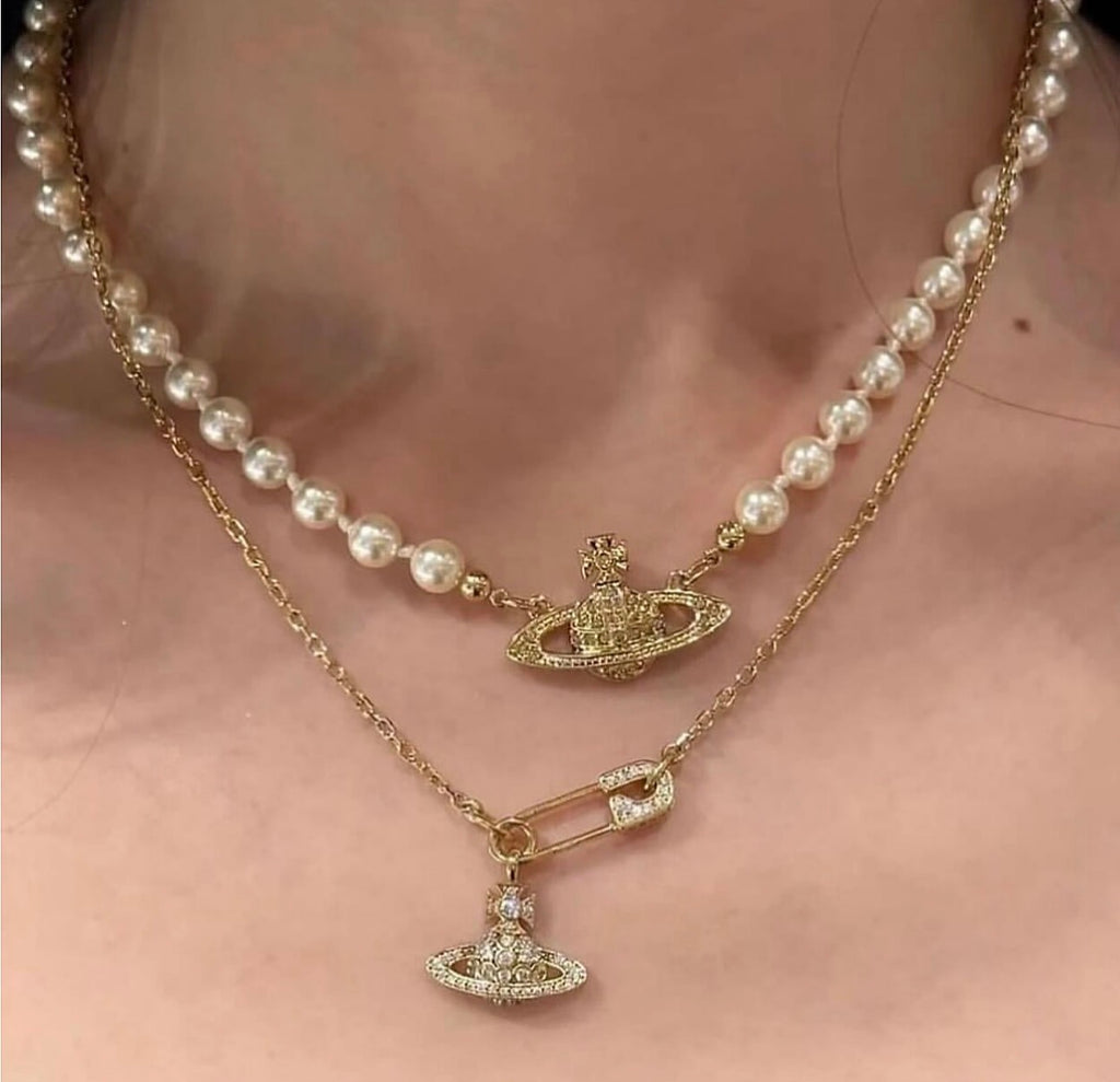 Lucrece gold pendant