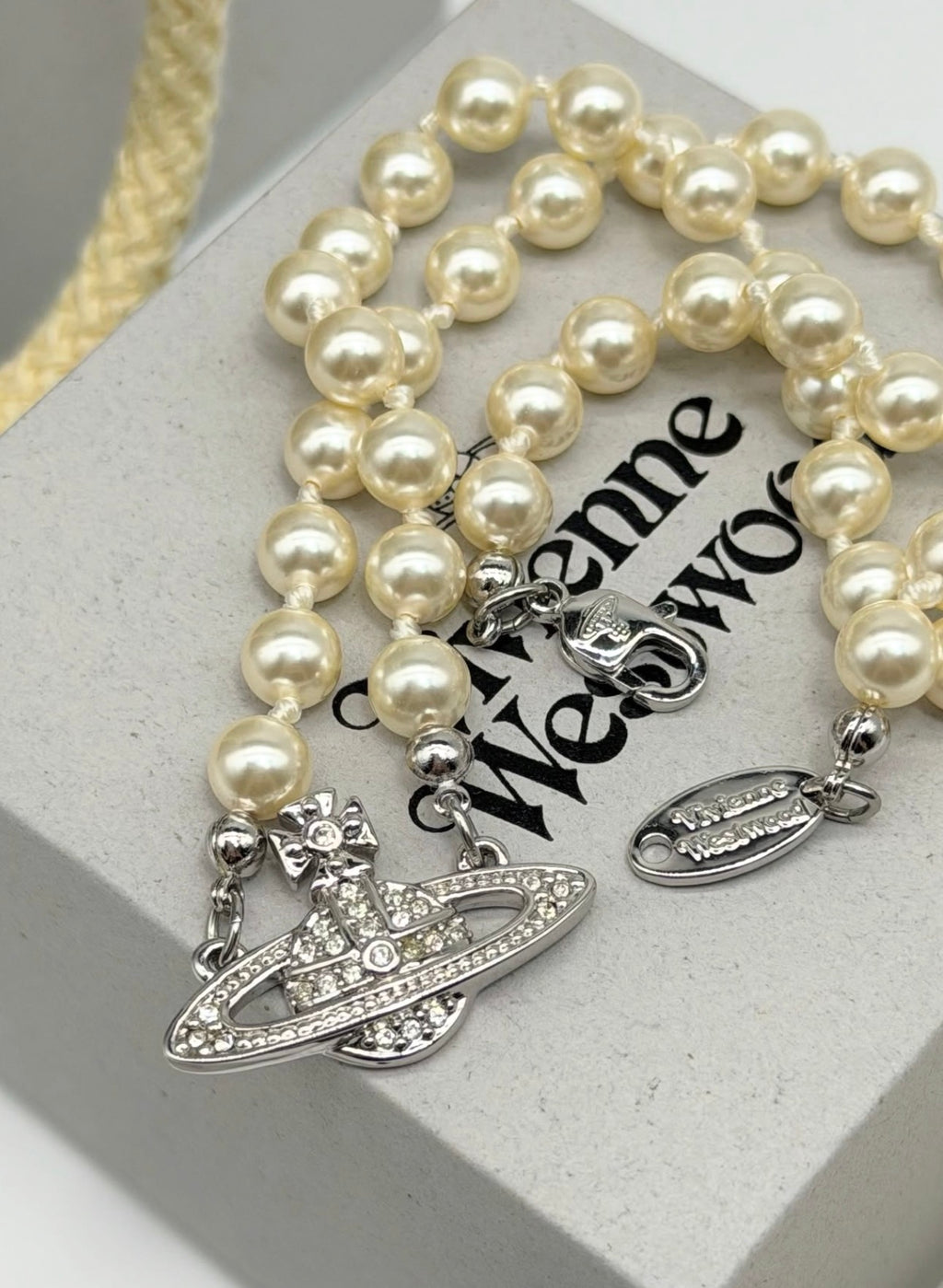 Minibas relief silver pearl choker