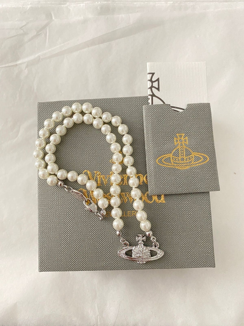 Minibas relief silver pearl choker