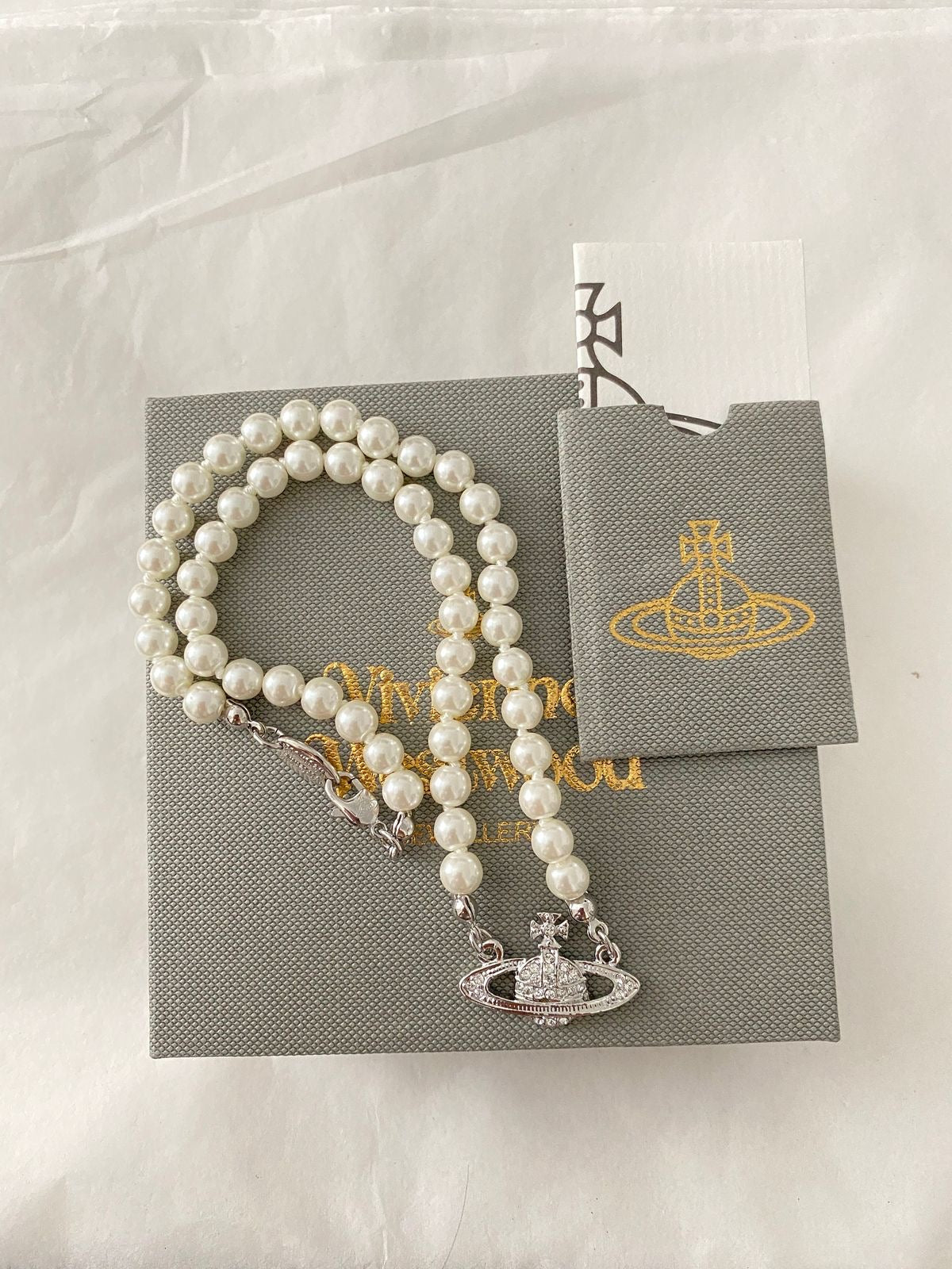 Minibas relief silver pearl choker