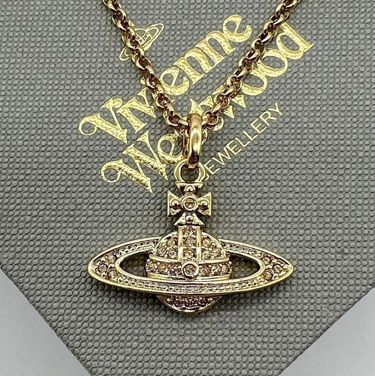 Minibas relief gold pendant