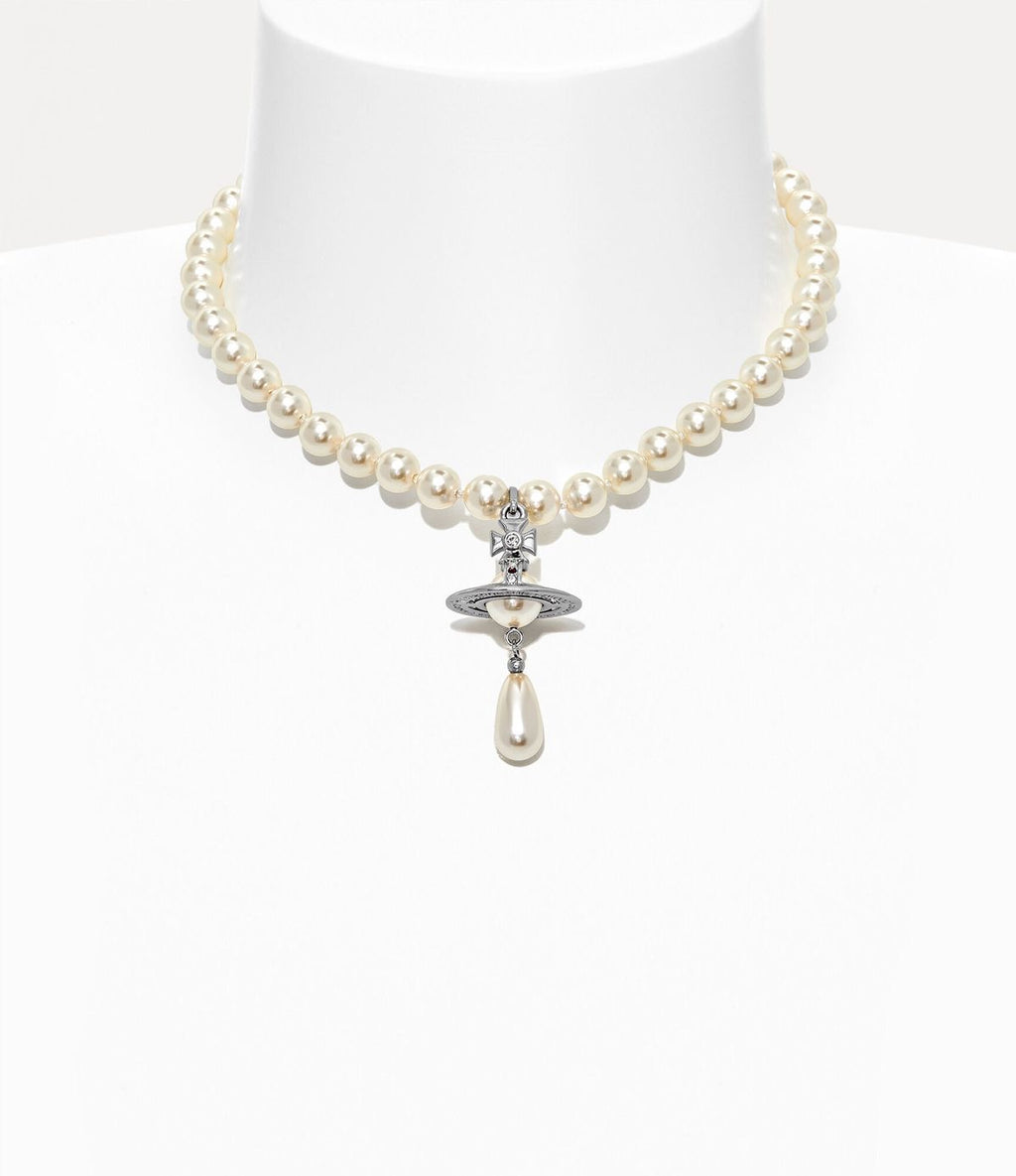 One pearl drop necklace