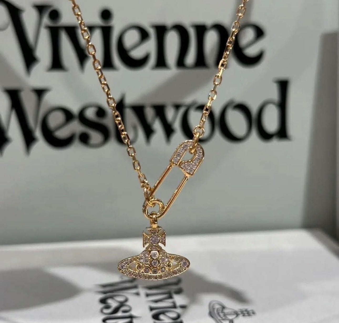 Lucrece gold pendant