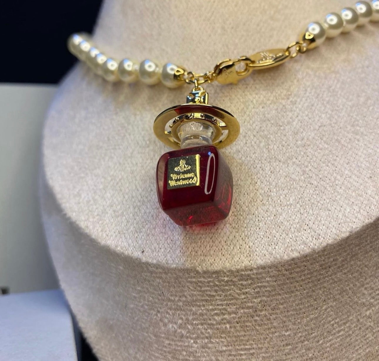 Solid parfum bottle red wine