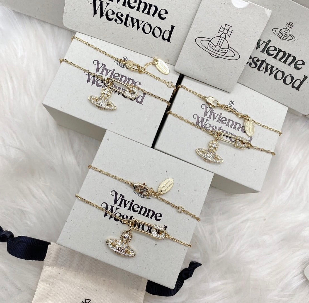 Lucrece gold pendant