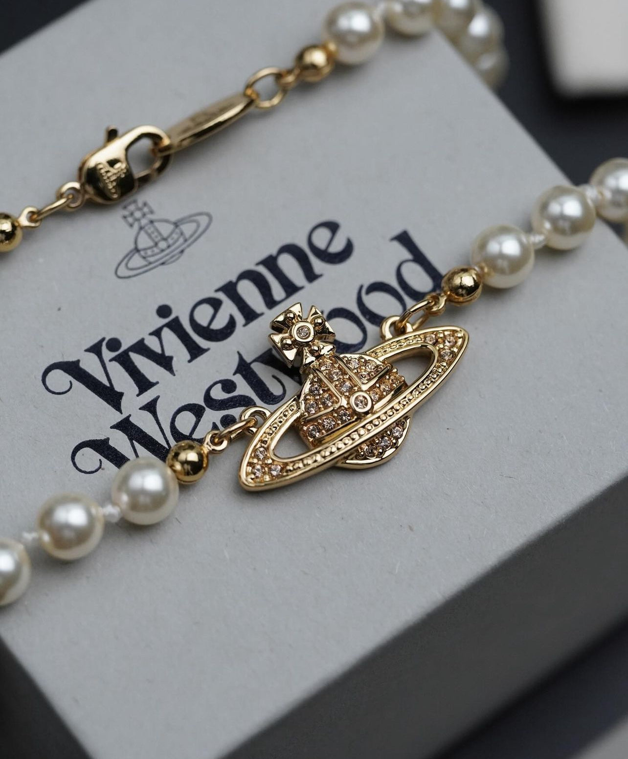 Minibas relief gold pearl choker