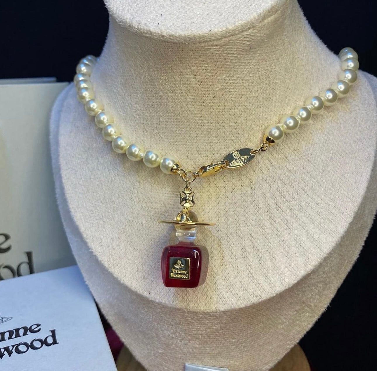 Solid parfum bottle red wine