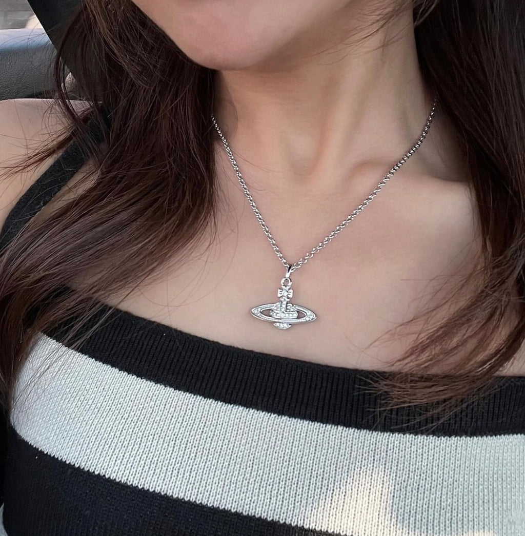 Minibas relief silver pendant